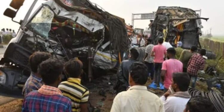 बस आणि ट्रकचा भीषण अपघातात सहा जण ठार, २० जखमी