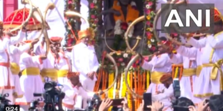 संघर्षातून प्रेरणा देणारी तुतारी ; शरद पवारांनी केलं नव्या पक्षचिन्हाचं अनावरण