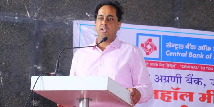 जळगाव जिल्ह्याचा आर्थिक विकास दर वाढविण्याची जबाबदारी बँकाची – जिल्हाधिकारी आयुष प्रसाद