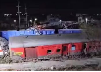 एक्स्प्रेसची मालगाडीला धडक बसल्यानं भीषण अपघात ; सुदैवाने जीवितहानी नाही