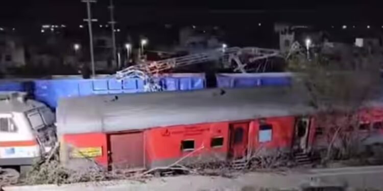 एक्स्प्रेसची मालगाडीला धडक बसल्यानं भीषण अपघात ; सुदैवाने जीवितहानी नाही