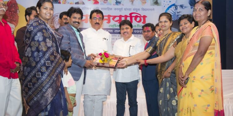 भरत शिरसाठ यांना राज्यस्तरीय उत्कृष्ट साहित्यिक पुरस्कार बीड येथे प्रदान