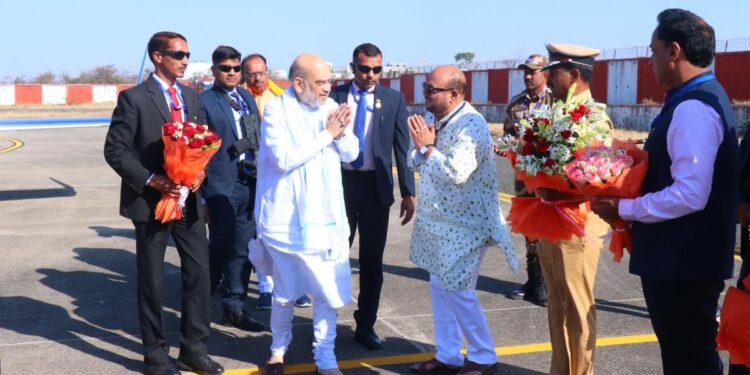 केंद्रीय गृहमंत्री अमित शहांचे जळगाव विमानतळावर स्वागत