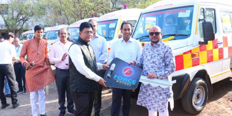 रुग्णालयातील यंत्र सामुग्रीसह व आठ नव्या रुग्णवाहिकांचे पालकमंत्र्यांच्या हस्ते लोकार्पण