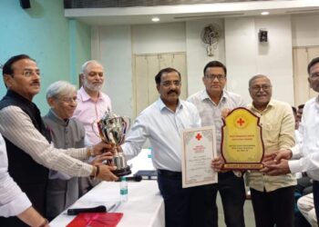 रेडक्रॉस जळगाव शाखेला महाराष्ट्रातील सर्वोत्कृष्ठ रेडक्रॉस शाखा पुरस्कार प्रदान