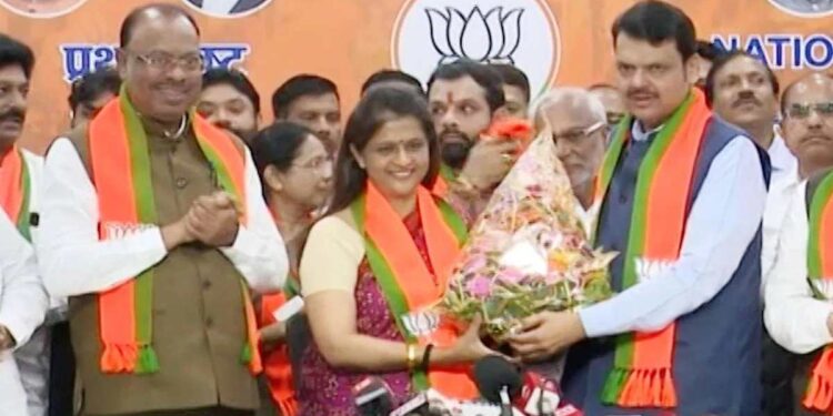 लातूरमध्ये राजकीय भूकंप! काँग्रेसमधील एक मोठं कुटुंब भाजपमध्ये