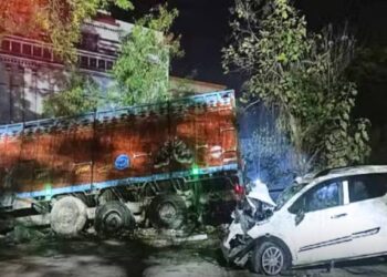 कार आणि ट्रकच्या भीषण अपघातात एकाच कुटुंबातील ६ जण ठार