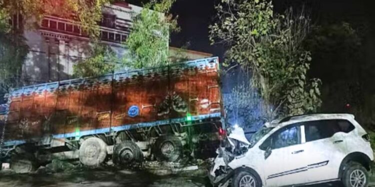 कार आणि ट्रकच्या भीषण अपघातात एकाच कुटुंबातील ६ जण ठार