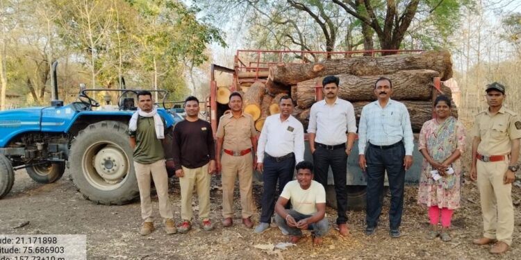 अवैधरित्या लाकूड वाहतूक करणाऱ्यावर गुन्हा दाखल