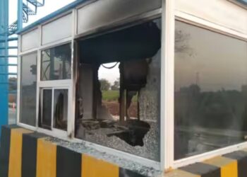 जळगाव-धुळे महामार्गावरील टोल नाका अज्ञातांनी पेटवून दिला