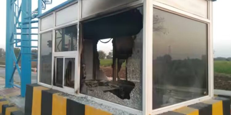 जळगाव-धुळे महामार्गावरील टोल नाका अज्ञातांनी पेटवून दिला