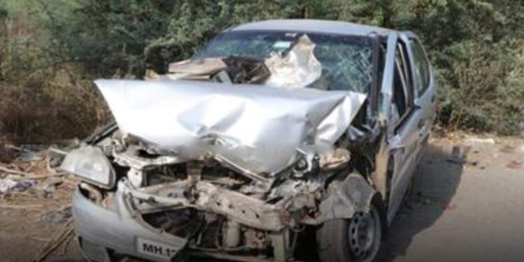 जळगावात अपघाताचे सत्र थांबेल! अज्ञात वाहनाची कारला धडक, पाच जण जखमी