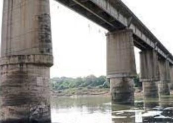 गिरणा नदीच्या पुलावरुन पडून इसमाचा मृत्यू ; आत्महत्या आहे की दुर्घटना? पोलिसांकडून तपास सुरु