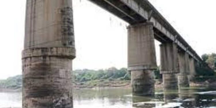 गिरणा नदीच्या पुलावरुन पडून इसमाचा मृत्यू ; आत्महत्या आहे की दुर्घटना? पोलिसांकडून तपास सुरु