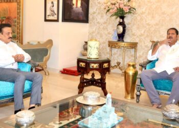 मंत्री गिरीश महाजन उदयनराजे भाेसलेंच्या भेटीला ; यावर झाली चर्चा