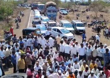 शेतकऱ्यांनी रोखून धरला मालेगाव चाळीसगाव महामार्ग ; हे आहेत कारण?