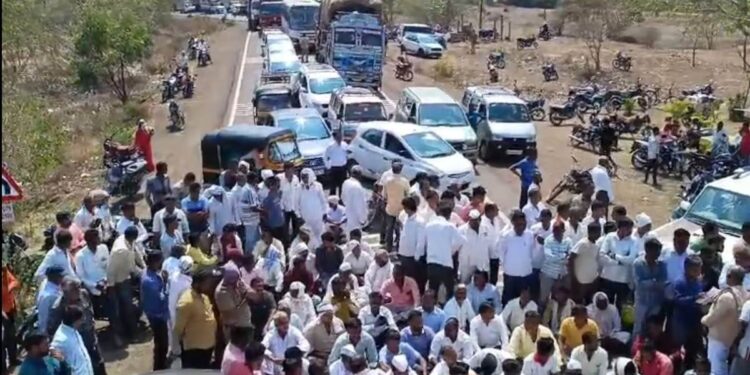 शेतकऱ्यांनी रोखून धरला मालेगाव चाळीसगाव महामार्ग ; हे आहेत कारण?