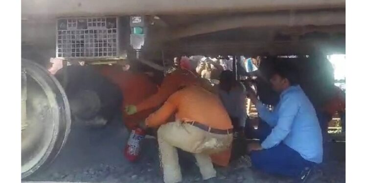 अहमदाबाद -हावडा एक्सप्रेसच्या एसी डब्याला लागली अचानक आग