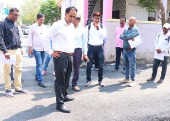 जिल्हाधिकाऱ्यांनी केली महानगरपालिकांतर्गत नव्या रस्त्यांची पाहणी; नागरिकांशी साधला संवाद
