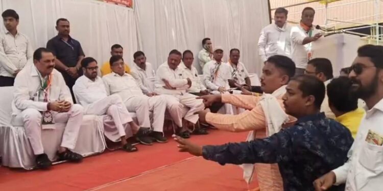 राष्ट्रवादीतील अंतर्गत वाद चव्हाट्यावर ; मंत्री अनिल पाटील यांच्यासमोरच कार्यकर्त्यांचा गोंधळ