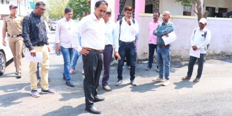 जिल्हाधिकाऱ्यांनी केली महानगरपालिकांतर्गत नव्या रस्त्यांची पाहणी; नागरिकांशी साधला संवाद