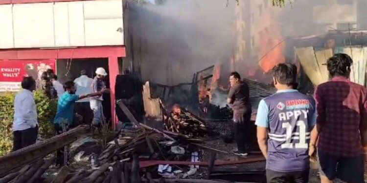 जळगाव शहरातील दोन दुकानांना लागली आग ; लाखोंचे नुकसान