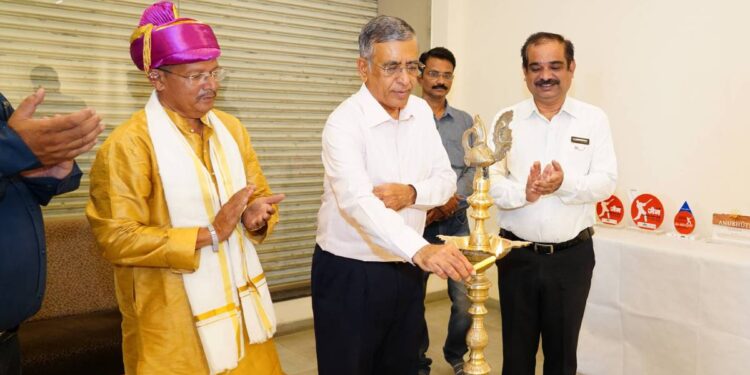 कलादर्श स्मृतिचिन्ह प्रदर्शनाचे अशोक जैन यांच्या हस्ते उद्‌घाटन