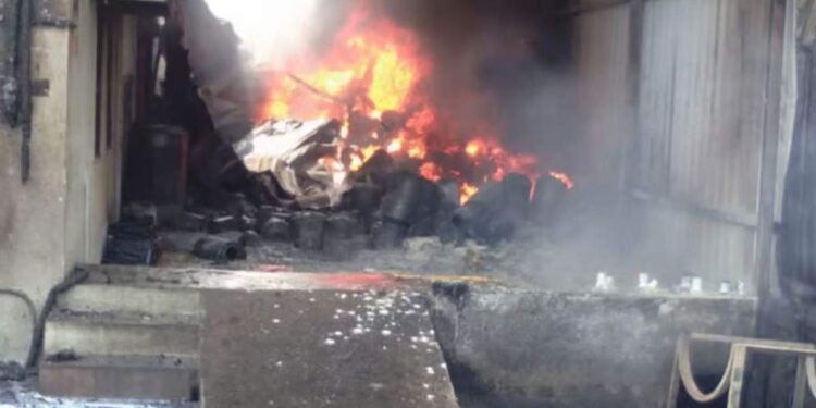 छत्रपती संभाजीनगरमध्ये कपड्याच्या दुकानाला भीषण आग ; एकाच कुटुंबातील सात जणांचा मृत्यू