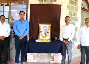 डॉ. बाबासाहेब आंबेडकर जयंतीनिमित्त जिल्हाधिकाऱ्यांनी केले अभिवादन