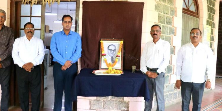 डॉ. बाबासाहेब आंबेडकर जयंतीनिमित्त जिल्हाधिकाऱ्यांनी केले अभिवादन