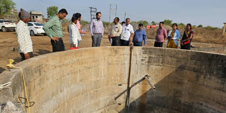 झेडपीच्या मुख्यकार्यकारी अधिकाऱ्यांची पारोळा तालुक्याला भेट ; टंचाईच्या कामाचा घेतला आढावा