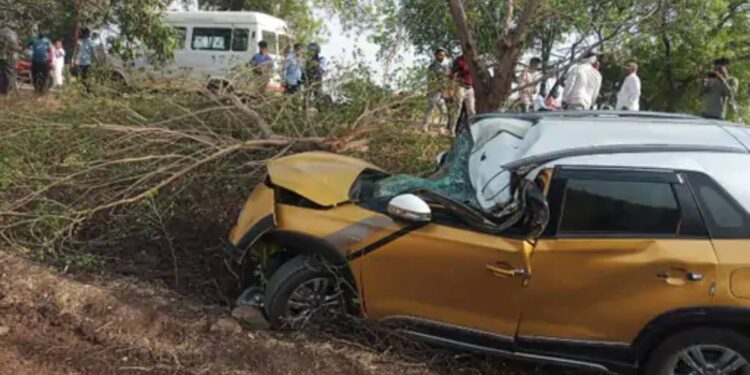 स्टिअरिंग रॉड अचानक तुटल्याने कार झाडाला धडकली ; चालक ठार, एक जखमी