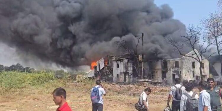 जळगावात केमिकल कंपनीला आग; २० जणांहून अधिक कामगार जखमी