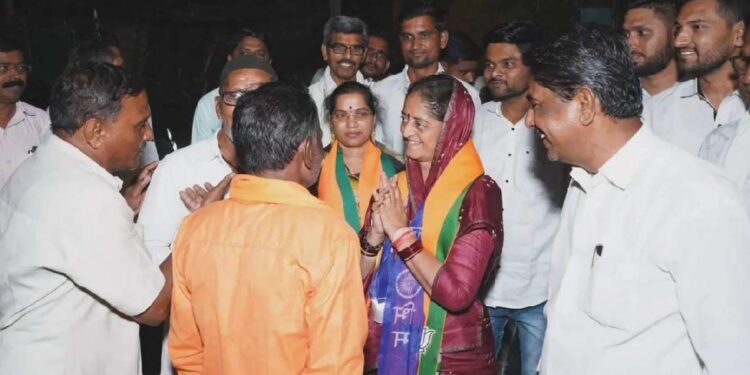 म्हणून शरद पवारांचा आशीर्वाद घेतला.. स्मिता वाघ यांचं स्पष्टीकरण