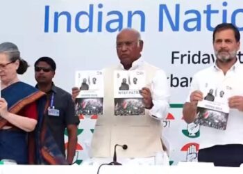 लोकसभा निवडणुकीसाठी काँग्रेसकडून जाहीरनामा जाहीर ; 5 न्यायसहित दिल्या २५ गॅरंटी