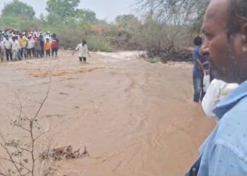 अवकाळी पावसाचा तडाखा! ऐन उन्हाळ्यात नदीनाले लागले वाहू