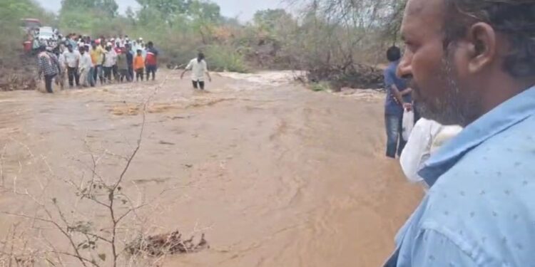 अवकाळी पावसाचा तडाखा! ऐन उन्हाळ्यात नदीनाले लागले वाहू
