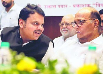 देवेंद्र फडणवीसांना मोठा धक्का ; निकटवर्तीय करणार शरद पवार गटात प्रवेश