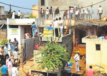 गॅस सिलेंडरचा स्फोटात तीन घरांना भीषण आग ; अमळनेर तालुक्यातील घटना