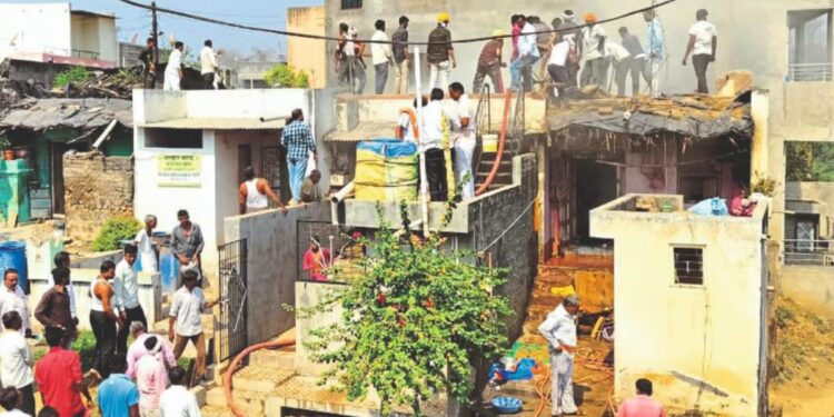 गॅस सिलेंडरचा स्फोटात तीन घरांना भीषण आग ; अमळनेर तालुक्यातील घटना