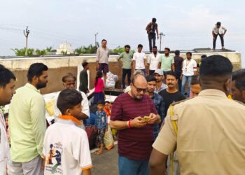 टायर फुटल्याने खाजगी आराम बस पलटली ; ५ जण जखमी, पाळधी येथील घटना