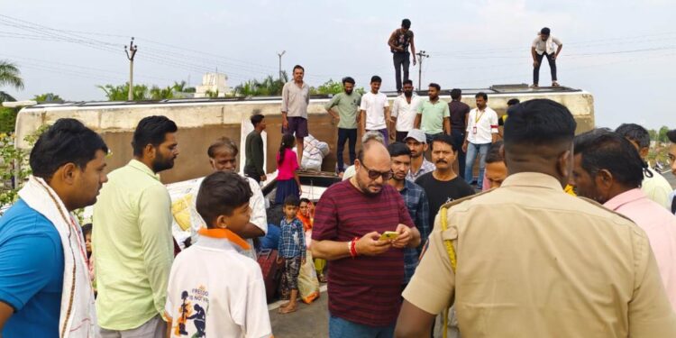 टायर फुटल्याने खाजगी आराम बस पलटली ; ५ जण जखमी, पाळधी येथील घटना