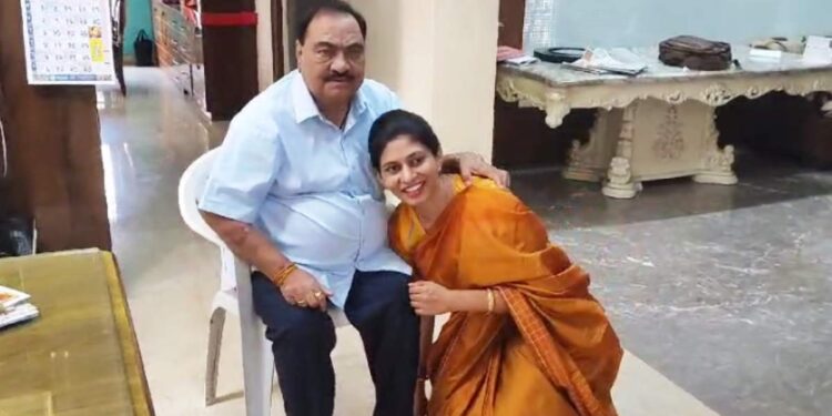 उमेदवारी अर्ज दाखल करण्यापूर्वी रक्षा खडसेंना नाथाभाऊंच्या शुभेच्छा; म्हणाले..