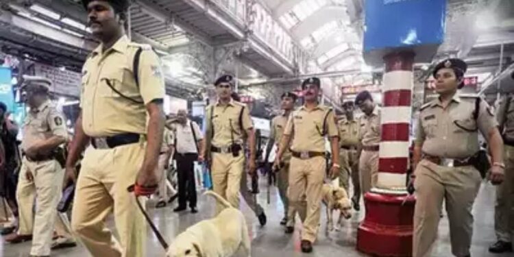 रेल्वे विभागाकडून कॉन्स्टेबल, सब इन्स्पेक्टर पदांसाठी महाभरती सुरु; १०वी पासही अर्ज करू शकतो..