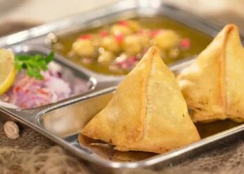 धक्कादायक ! समोश्यांमध्ये आढळले कंडोम, गुटखा आणि खडे