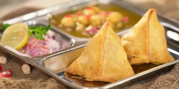 धक्कादायक ! समोश्यांमध्ये आढळले कंडोम, गुटखा आणि खडे