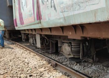 मुंबईतून मोठी बातमी ! लोकल ट्रेनची बोगी रुळावरून घसरली, हार्बर वाहतूक विस्कळीत