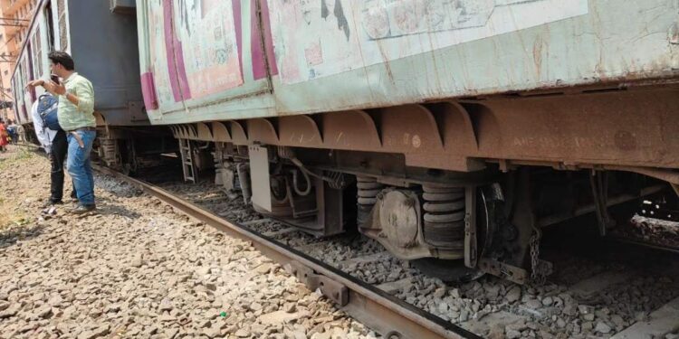 मुंबईतून मोठी बातमी ! लोकल ट्रेनची बोगी रुळावरून घसरली, हार्बर वाहतूक विस्कळीत