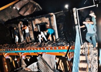 आमोदा येथील राममंदिराला लागलेल्या आगीत जिल्हा बँक शाखाही जळून खाक