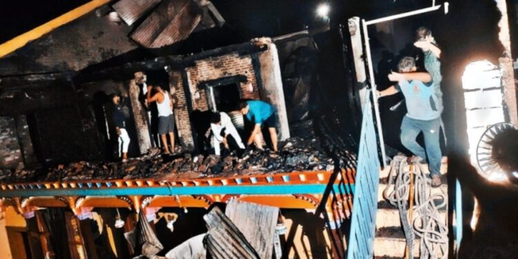 आमोदा येथील राममंदिराला लागलेल्या आगीत जिल्हा बँक शाखाही जळून खाक